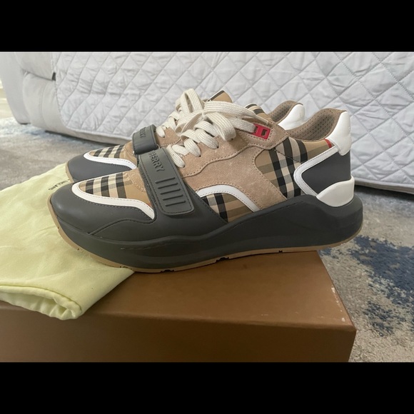 BURBERRY LOW TOP SNEAKERS - Picture 2 of 4